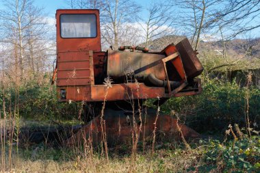 Ormandaki paslı traktör.
