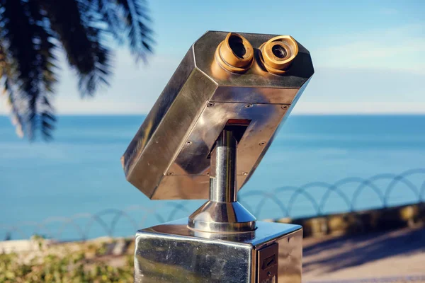 金属両眼 選択的な焦点からぼやけて海景観 — ストック写真