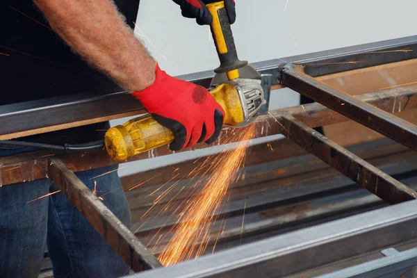 El değirmeni ile metal inşaat işçisi 