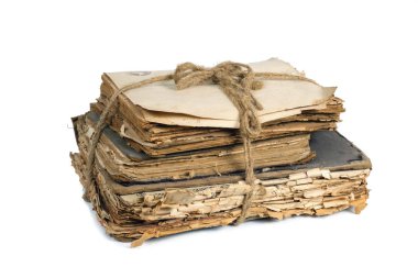 Eski defterler ve belgeler izole beyaz bir arka plan üzerinde