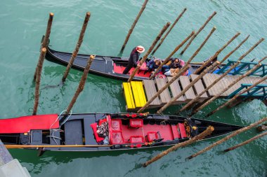 İskelede gondolalar