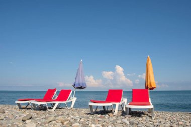 Plajda şezlonglar