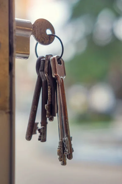Κλειδί στην κλειδαρότρυπα — Φωτογραφία Αρχείου
