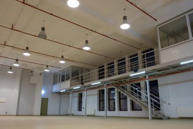 Büyük bir boş oda iç