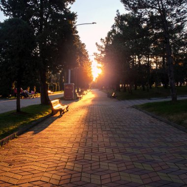 Boş sokak gün batımında