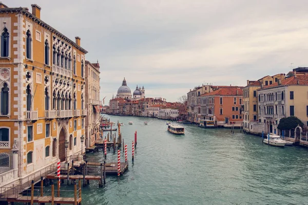 View of the Grand Canal and Basilica Santa Maria Della Salute — Stock Photo, Image