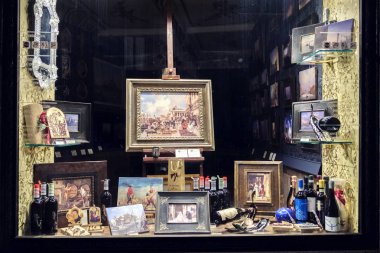 Hediyelik eşya dükkanı Vitrini