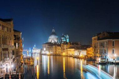 Büyük Kanal ve Basilica Santa Maria della Sal gece görünümü