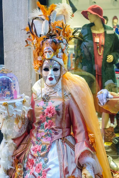 Maschera Donna in abito da carnevale colorato — Foto Stock