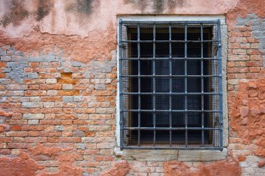 Demir kapı ile eski pencere