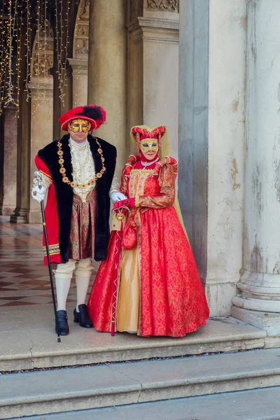 Mascherato e vestito coppia posa — Foto Stock