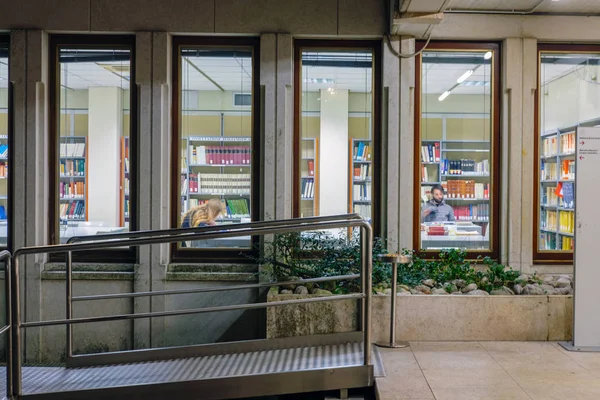 Os alunos estão lendo livro na biblioteca — Fotografia de Stock