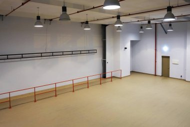 Büyük bir boş oda iç