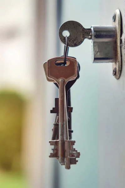 Schlüssel im Schlüsselloch — Stockfoto