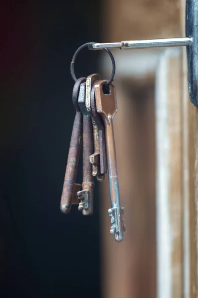 Llave en la cerradura — Foto de Stock