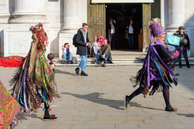 Kostümlü insanlar stree üzerinde performans yapıyor