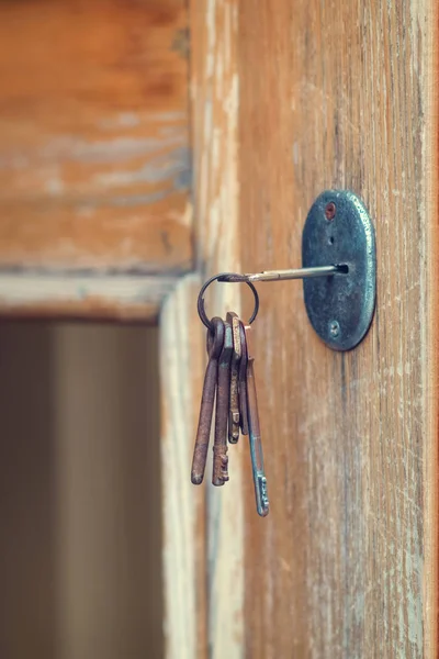 Σετ από παλιά κλειδιά γκραντζ στην κλειδαρότρυπα — Φωτογραφία Αρχείου