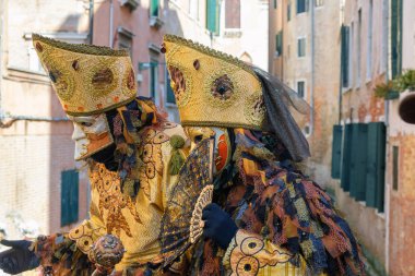 İki Maskeli ve giyinmiş çift