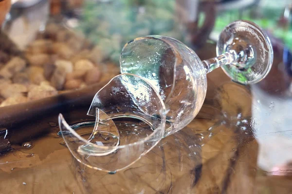 Vidrio roto y agua derramada — Foto de Stock