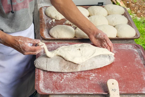 Padeiro fazendo massa de pão — Fotografia de Stock