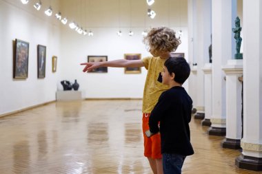 galeride Sanat sergisinde wo kidst
