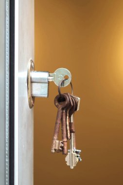 Anahtar deliğindeki anahtar