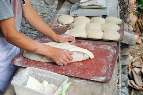 Padeiro fazendo massa de pão — Fotografia de Stock