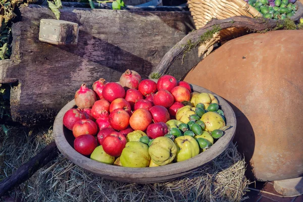 Frutas en el cuenco de madera —  Fotos de Stock