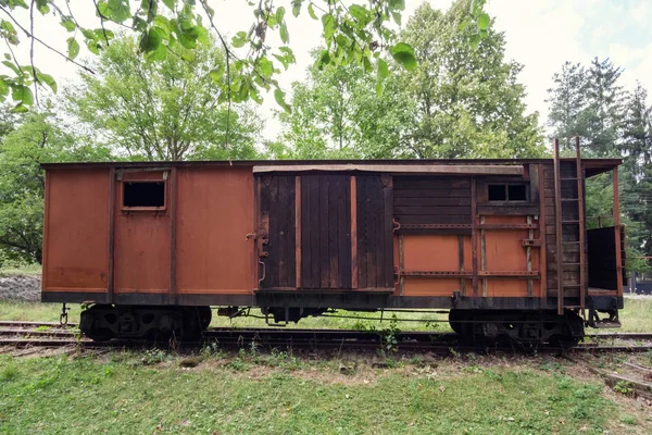 Gammal övergiven vagn — Stockfoto