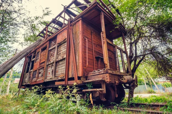 Velho carro abandonado — Fotografia de Stock