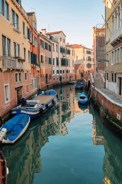 Canal with boats between the colorful houses. — Stock Photo, Image