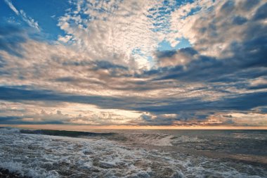 Mavi Gökyüzü bulutlu denize