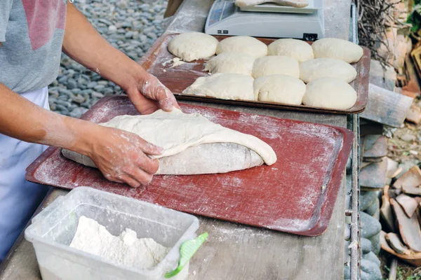 Padeiro fazendo massa de pão — Fotografia de Stock