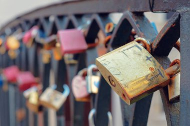 Köprüde renk aşk kilitleri satır