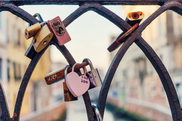Σειρά από χρώματα αγάπης κλειδαριές στη γέφυρα — Φωτογραφία Αρχείου