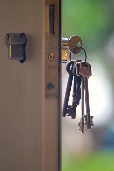 Schlüssel im Türschloss — Stockfoto