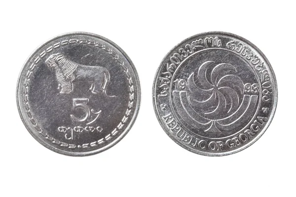 Boca lados de la moneda georgiana 5 tetri sobre un fondo blanco — Foto de Stock