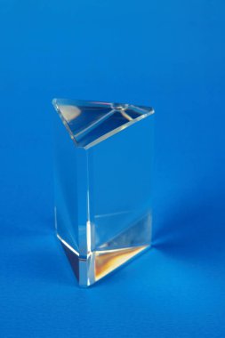 Mavi Arka Plan üzerine Cam Prizma 