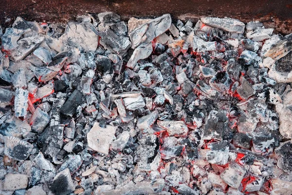 Glühende Kohlen am Lagerfeuer — Stockfoto