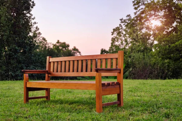 A lone wooden bench in a field — Stock Photo, Image