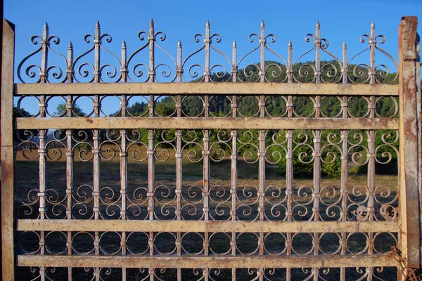 Закрытые ржавые ворота — стоковое фото
