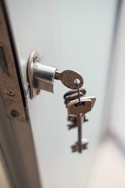 Anahtar deliğinde eski paslı anahtarlar