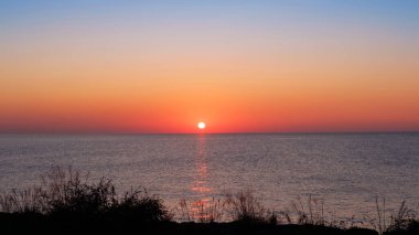 Kızıl gökyüzü ile güzel gün batımı