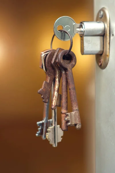 Roestige sleutels in het sleutelgat — Stockfoto