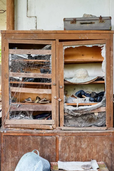 古い壊れた食器棚 — ストック写真