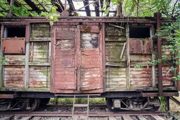 Oude verlaten houten wagen — Stockfoto