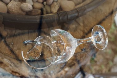 Kırık cam ve dökülen su