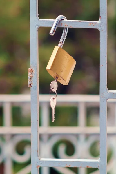 Ανοίξτε σκουριασμένη κλειδαριά με τα κλειδιά κρεμασμένα στην πύλη — Φωτογραφία Αρχείου