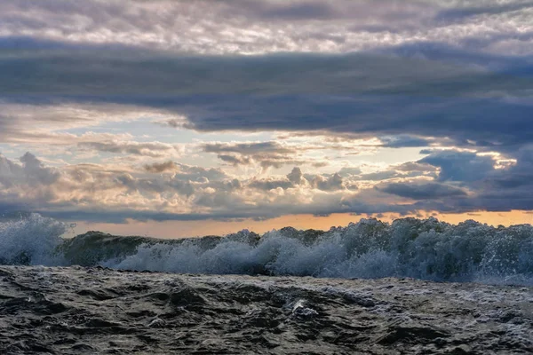 狂风暴雨的大海, 海浪拍打在岸边 — 图库照片