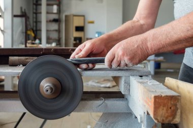 İşçinin elleri değirmen taşı üzerinde bıçak keskinleme olduğunu